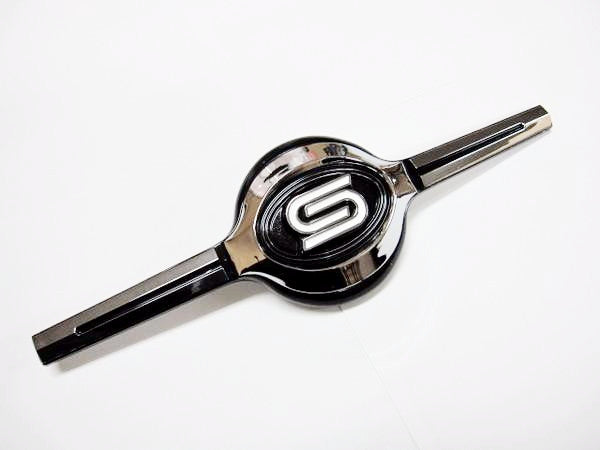 Nissan Sunny JDM Grille Emblem Datsun B110