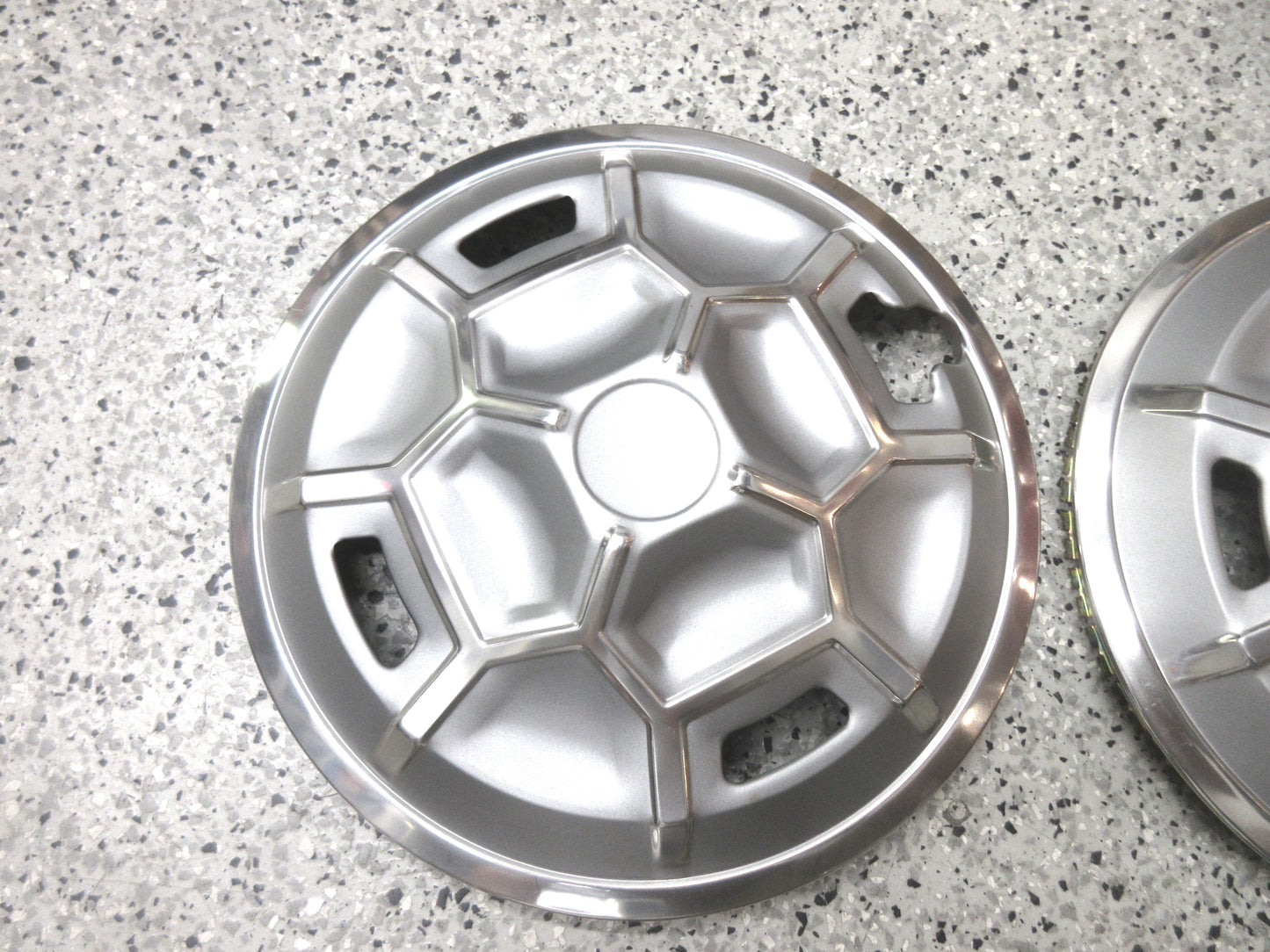 Datsun Sunny 1200 B210 B211 140Y 140Y NOS Hub cap set